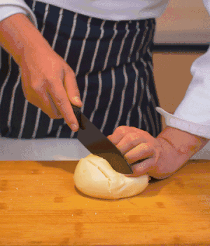 馒头表面切出1cm左右的网格。