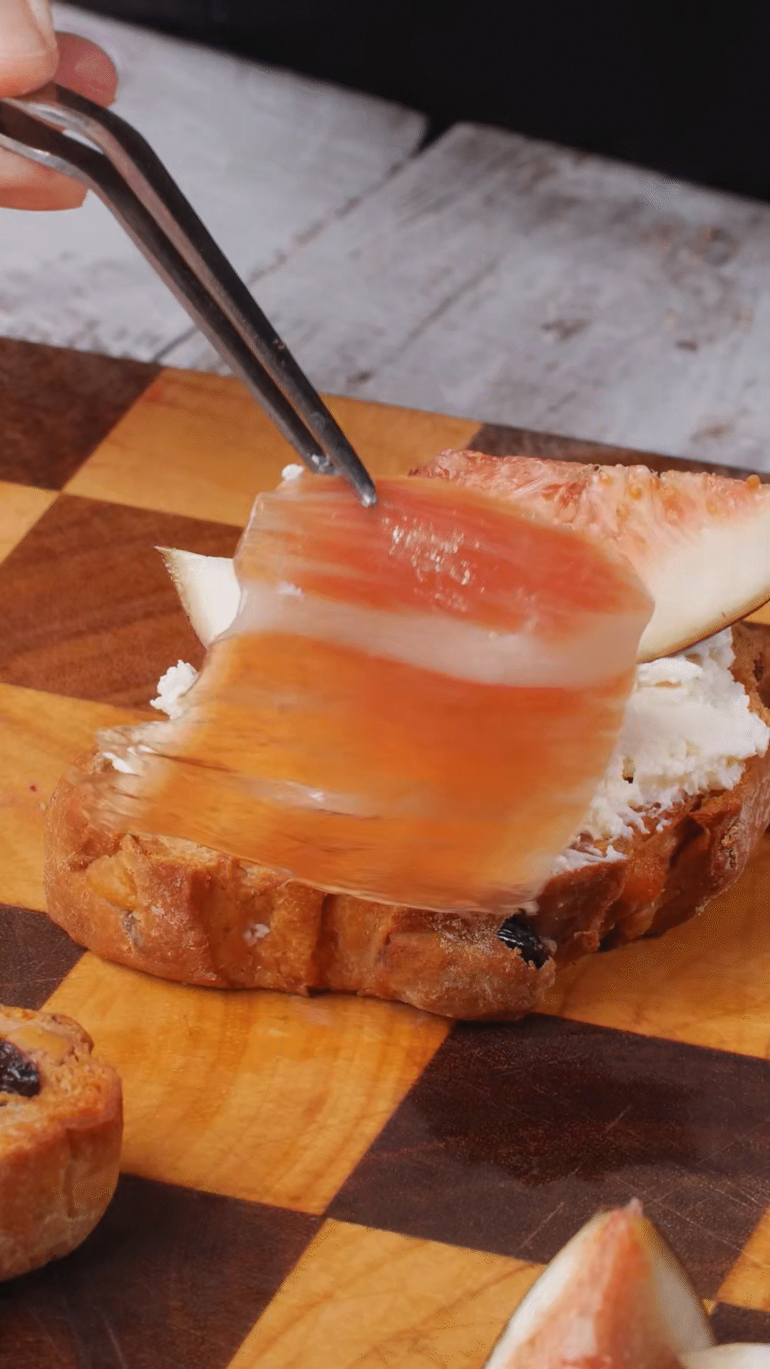 欧包抹上奶酪，放上无花果
