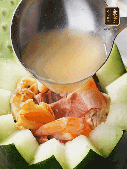 煮好后，盛入冬瓜盅。放入锅中，可继续炖煮，越炖越有味