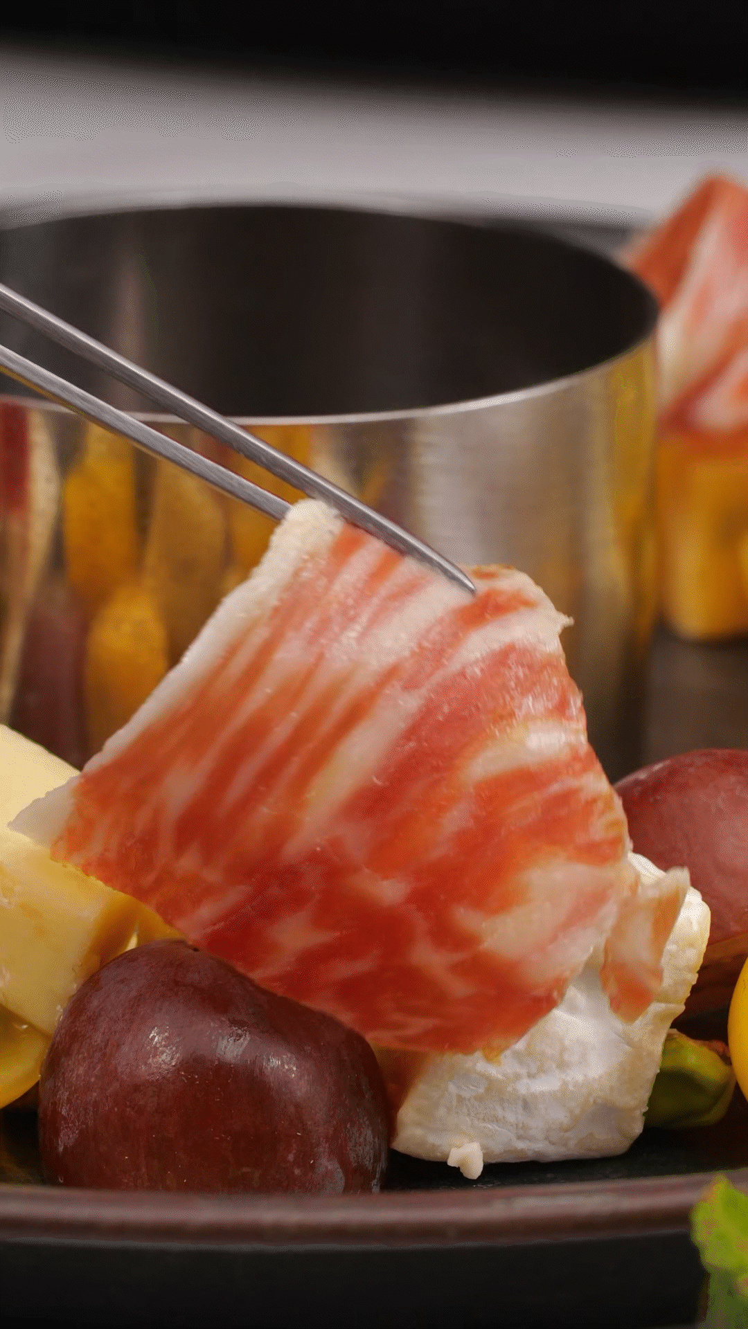 最后放上巴玛火腿和装饰花材