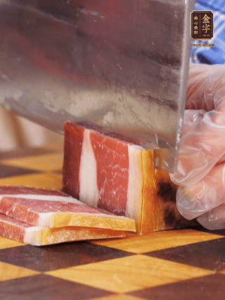 金字火腿切片，温水浸泡5分钟