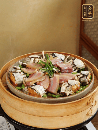 上锅蒸15分钟后，放葱丝，泼热油