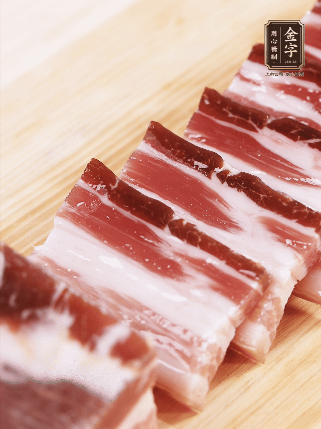 金字淡咸肉切厚片；金字淡咸肉、仔排加葱姜、料酒焯水3分钟，温水洗净。