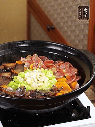 中间放入百合，围一圈青椒碎，小火再焗2分钟