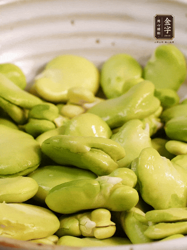 白米虾剪去虾须。蚕豆剥去外层硬壳，保留嫩绿豆仁。