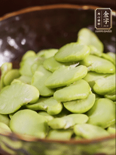 蚕豆去壳去皮，豆瓣掰成2瓣
