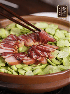 中火煮至水分微微收干时，铺上豆瓣、酱肉，沿着锅边淋一圈油