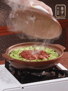 中小火焖5-6分钟，转动砂锅保持受热均匀，出锅时淋上煲仔饭酱油