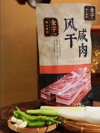 青辣椒切碎，大蒜切粒，干辣椒切段