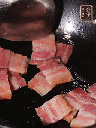 菜籽油热时，下咸肉片煸炒出香味。再依次下蒜粒、茭白片、青椒碎翻炒