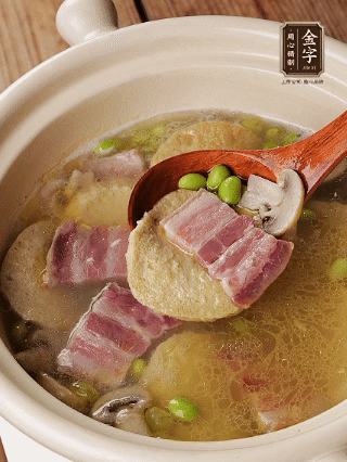 再下素鸡炖煮10分钟，少许蚝油、盐、鸡精、白胡椒粉调味