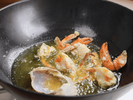 处理红树林膏蟹，去蟹内脏、斩蟹块、敲蟹钳，裹上生粉，高温油炸
